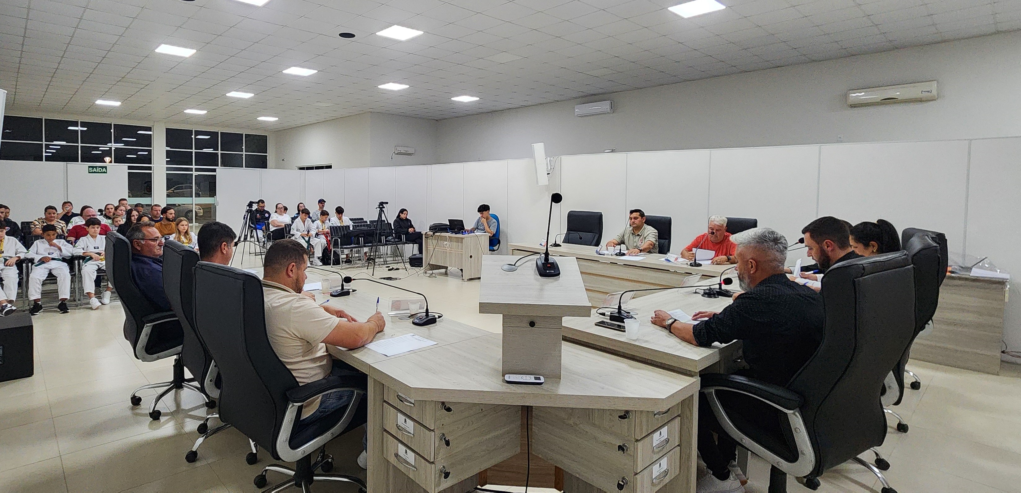 Professores a atletas de taekwondo recebem Moção de Aplauso por participação do Campeonato Brasileiro